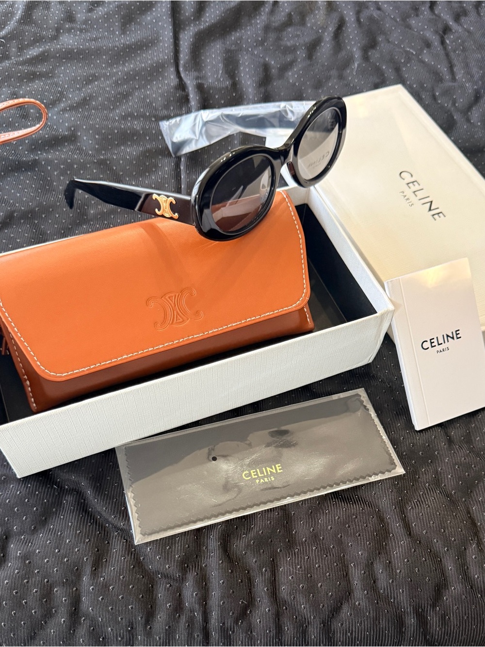 CELINE Paris Triomphe Black/
Gold Sunglasses NIB Full Set
Wristlet storage Case